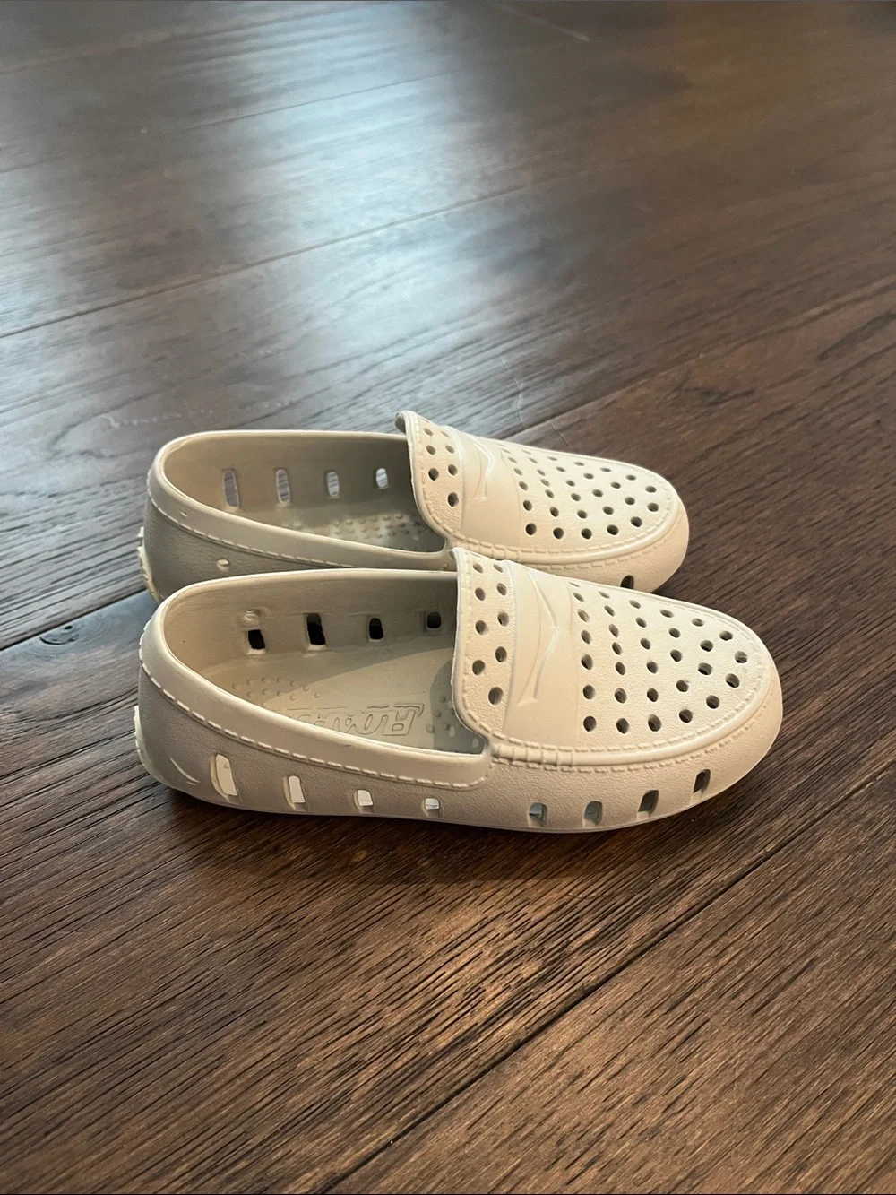 Kids Floafers Water Shoes in Cream and white size 10